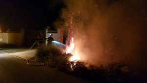 Un incendio calcina una zona de matorral junto a un chalé en Orihuela 7