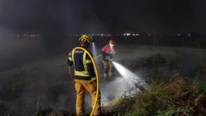 Un incendio calcina una zona de matorral junto a un chalé en Orihuela 8