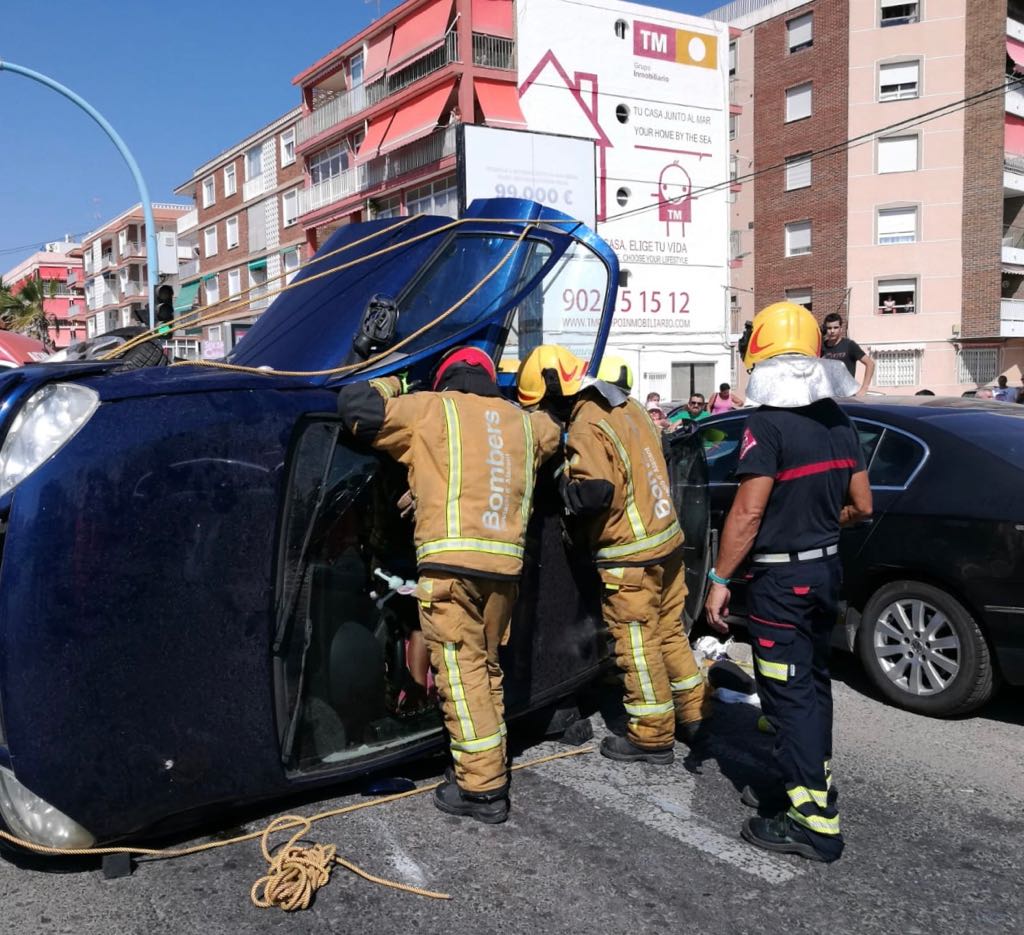 Un Accidente Deja Atrapada A Una Mujer En Su Veh Culo En Torrevieja