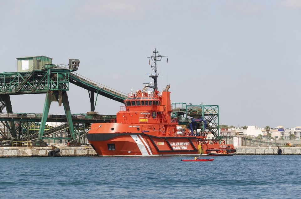 Salvamento marítimo intercepta una embarcación cerca de Torrevieja con un cadáver a la deriva 6