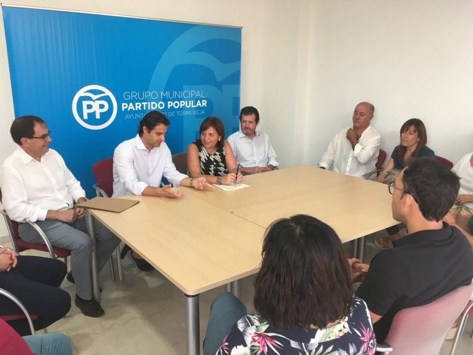 Bonig visita Torrevieja para conocer la situación de las nóminas de los funcionarios del ayuntamiento 6