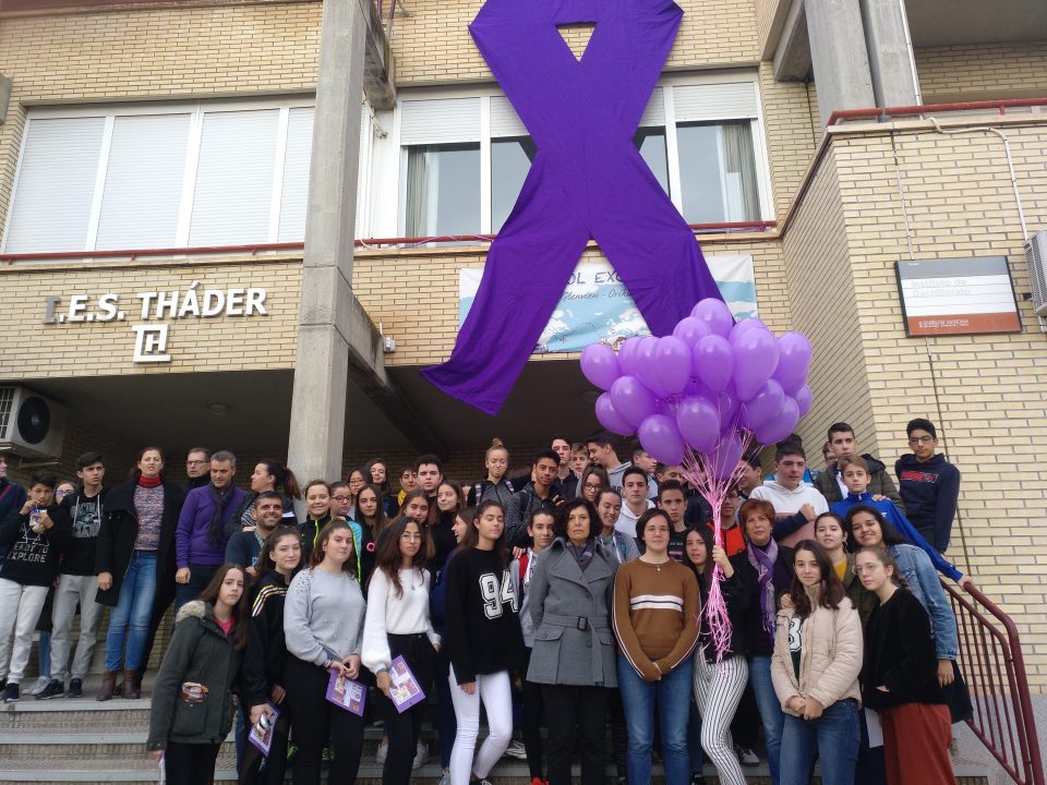 El IES Tháder conmemora el día internacional contra la violencia de género 6