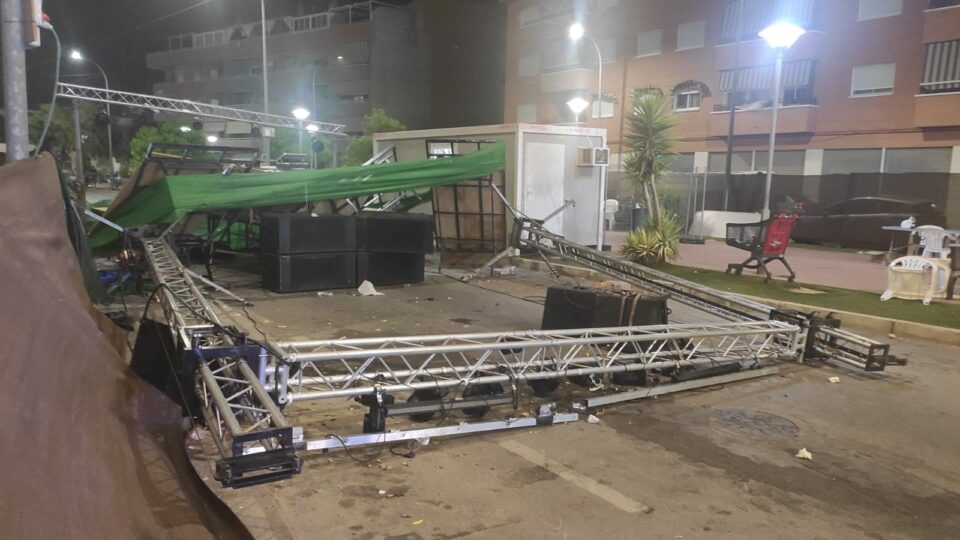 Caída de estructura de un escenario en un cuartel festero de Callosa de Segura esta madrugada por el viento