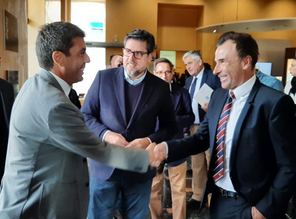 El presidente del PP en la Comunidad Valenciana, Carlos Mazón, con el alcalde de Granja de Rocamora, de Ciudadanos, Javier Mora