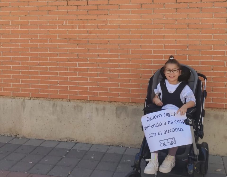 Hija de Dilyana Nikolova, una de la afectadas por la posible supresión del transporte escolar en el CEIP Azorín de Catral