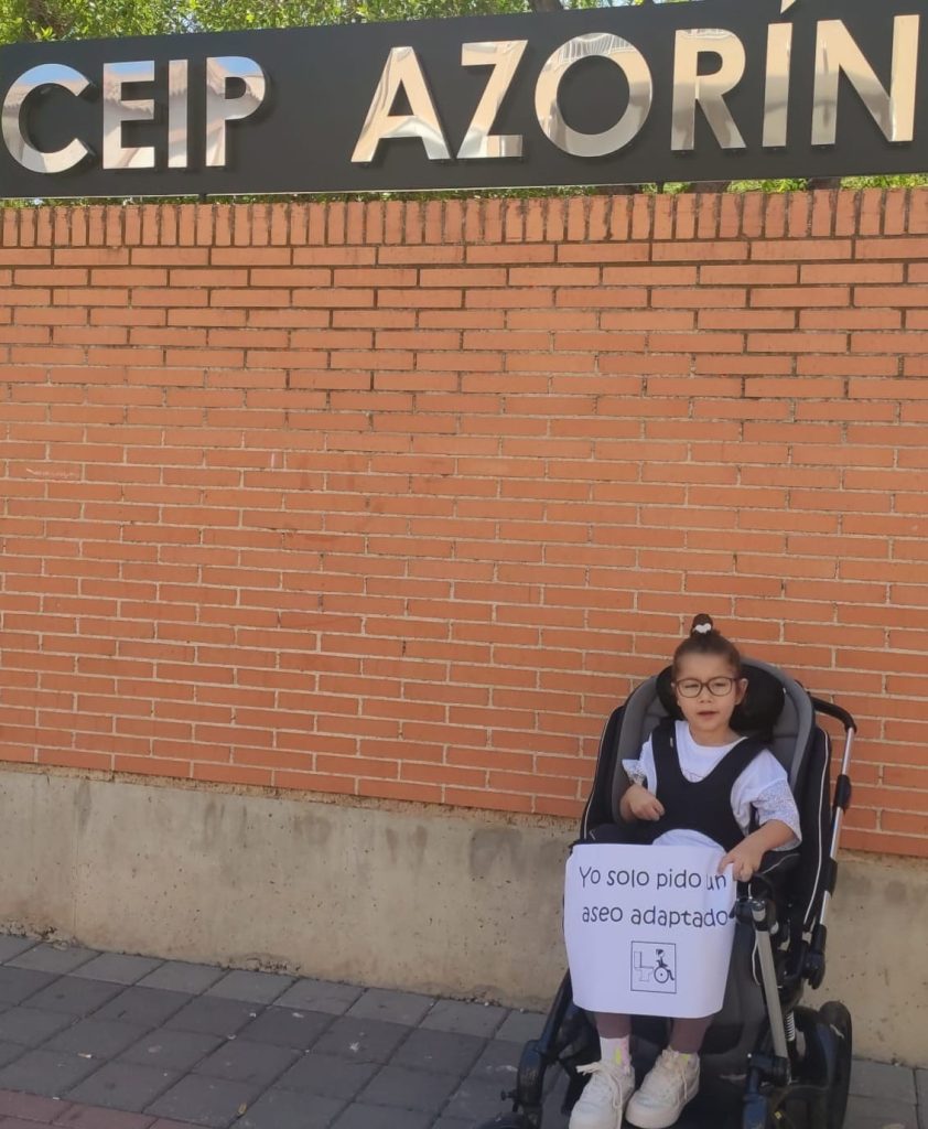 Hija de Dilyana Nikolova, afectada por el transporte escolar y por la ausencia de aseo en el aula específica en el CEIP Azorín de Catral