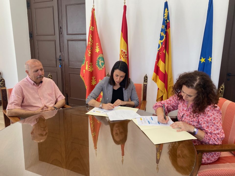 Firma del convenio entre el Ayuntamiento de Almoradí y el IES Azud de Alfeitamí