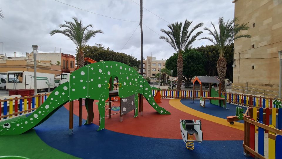 Nuevo parque infantil en Plaza España en Benejúzar
