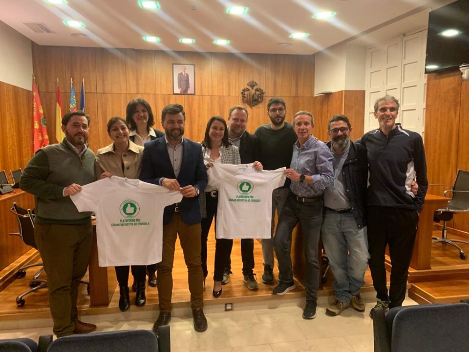 Imagen de archivo con representantes de la Plataforma Pro Ciudad Deportiva de Orihuela