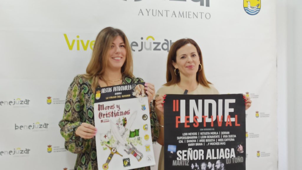 La pregonera Marta Bernnabé y la alcaldesa de Benejúzar, Rosa García, en la presentación de la programación festera