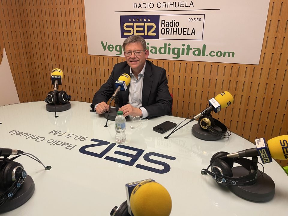 El president Ximo Puig, en los estudios de Radio Orihuela Cadena SER
