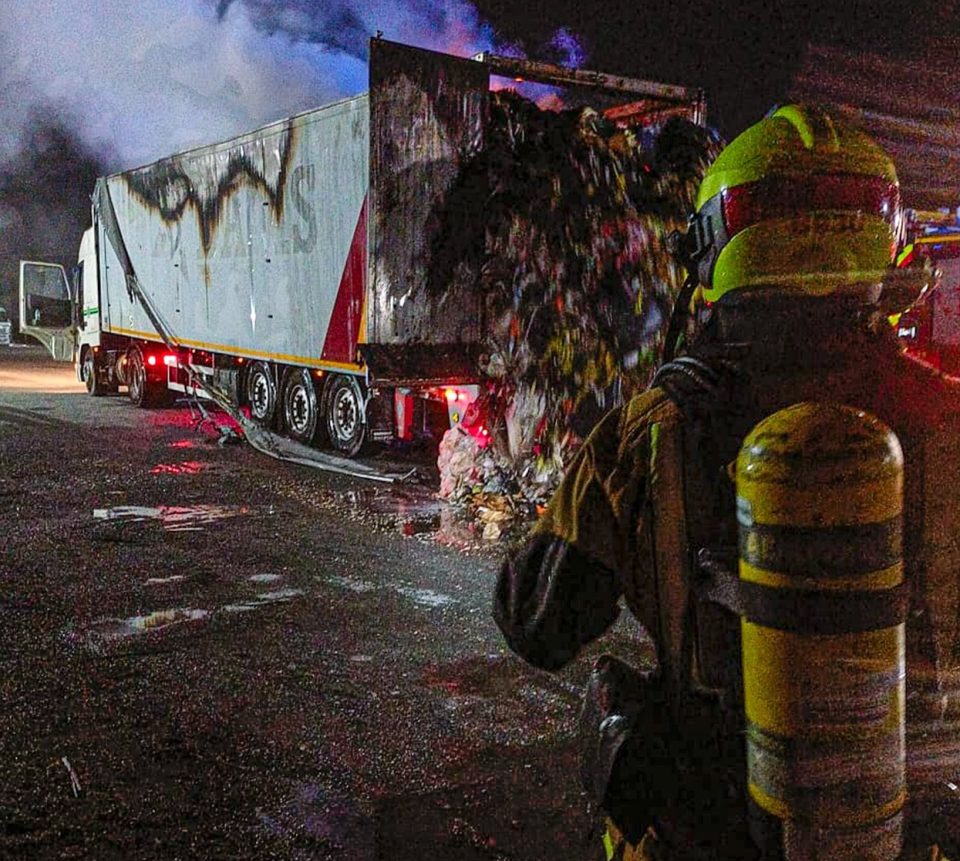 Imagen del camión incendiado en Dolores, facilitada por el Consorcio de Bomberos de la Provincia de Alicante