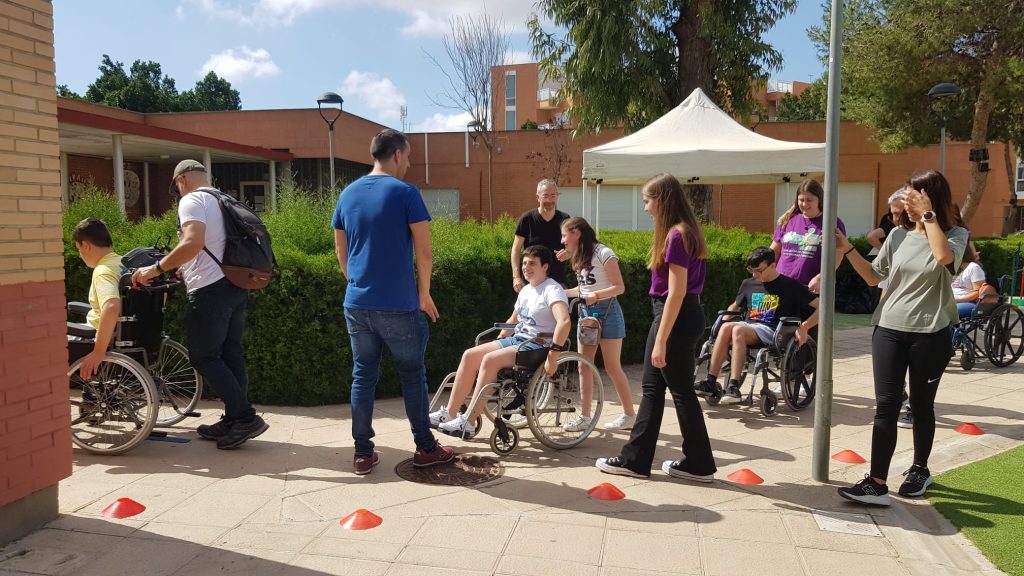 Actividad con sillas de ruedas en la “I Jornada de concienciación, música y neurodiversidad”