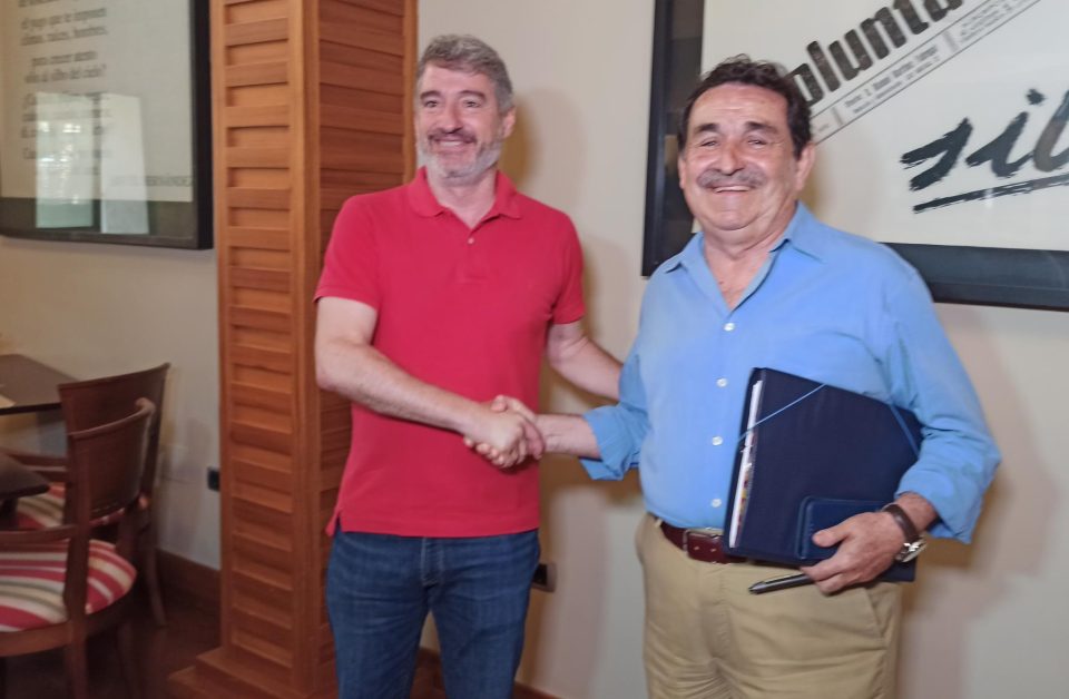 Pepe Vegara (PP) y Manuel Mestre (Vox), en la firma del pacto de gobierno