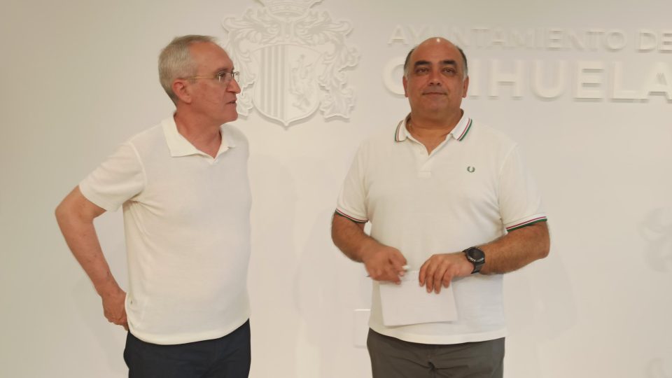 Vicente Pina, concejal de Educación en el Ayuntamiento de Orihuela, y Víctor Valverde, portavoz del grupo popular