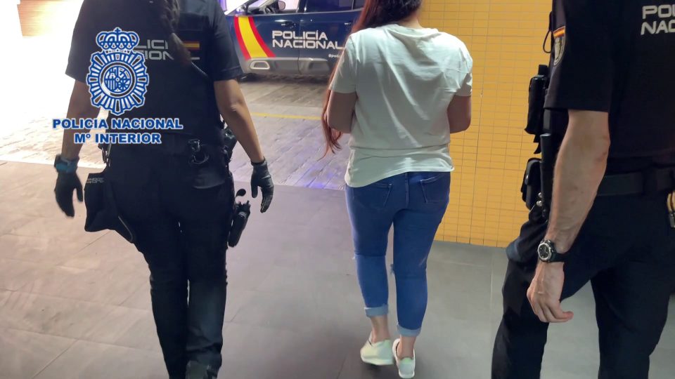 La Policía Nacionala detiene a una joven en búsqueda por diferentes juzgados, entre ellos, Orihuela