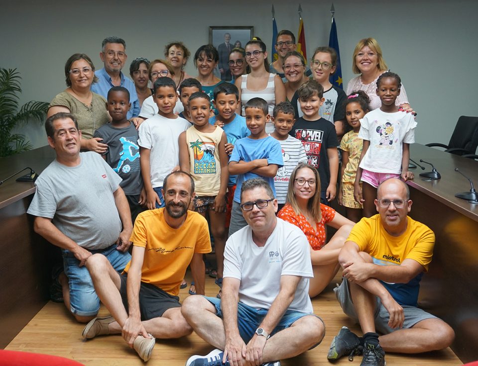 Rafal recibe la visita de diez niños saharauis acogidos por familias de la Vega Baja