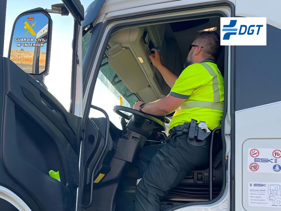La Guardia Civil detiene a un camionero por uso fraudulento de la tarjeta del tacógrafo en un control en Torrevieja
