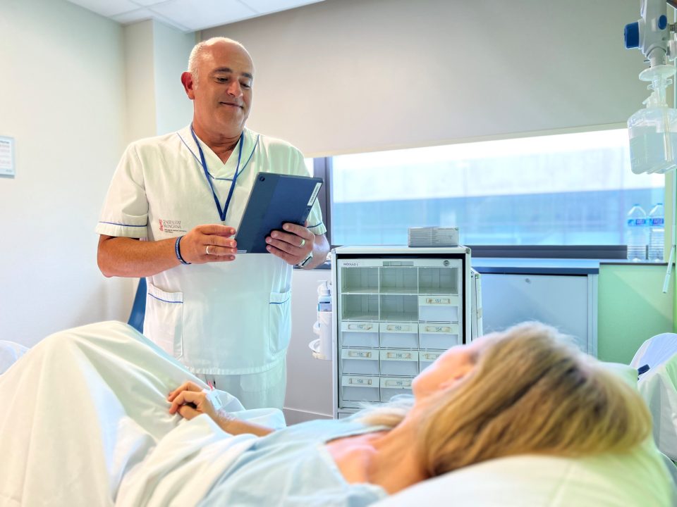 El hospital universitario de Torrevieja incorpora 30 tablets a pie de cama para el registro y seguimiento del trabajo de enfermería