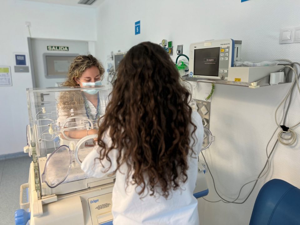 El hospital de Torrevieja incorpora mantas de fototerapia para tratar la ictericia en bebés