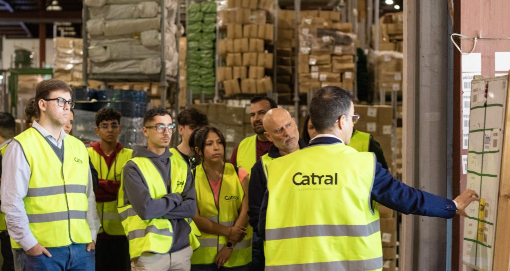 Catral Group muestra su éxito internacional a la alcaldesa de Almoradí e IES Azud de Alfeitamí 