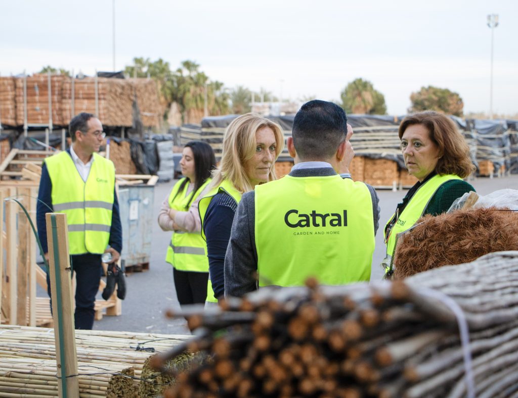 Catral Group muestra su éxito internacional a la alcaldesa de Almoradí e IES Azud de Alfeitamí 