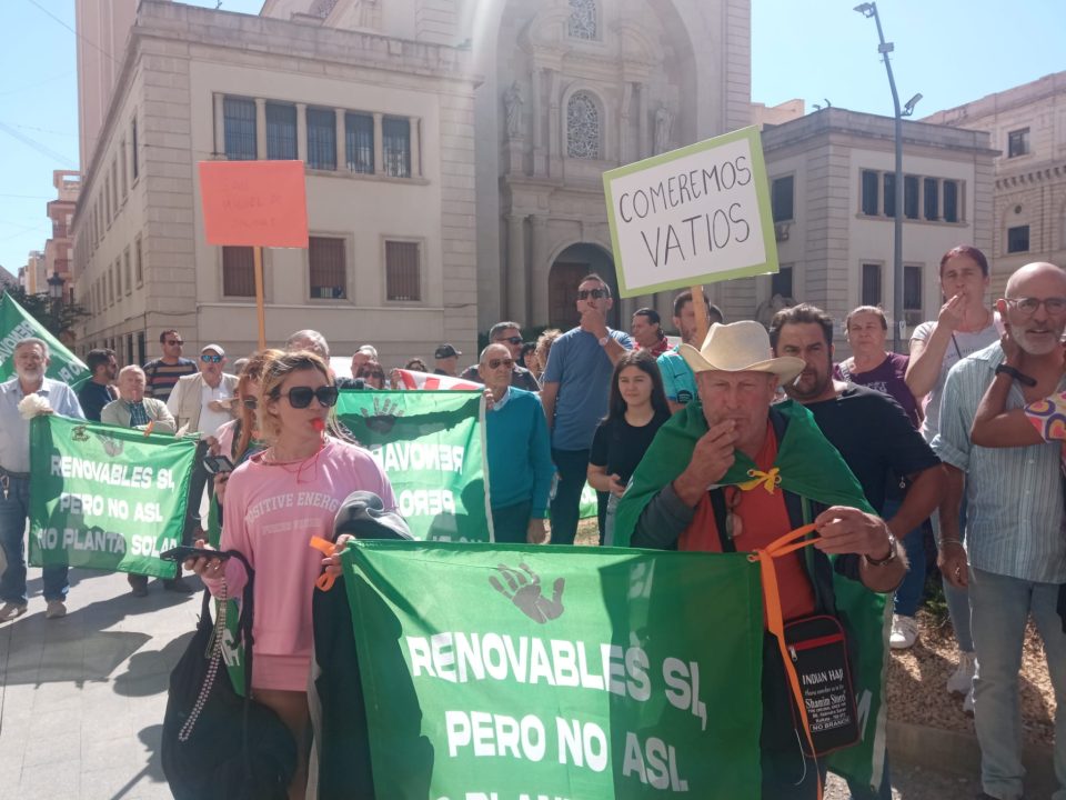 Concentración de San Miguel de Salinas frente a las puertas de la Subdelegación del Gobierno en Alicante