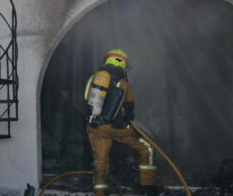 Los bomberos intervienen en incendios en Torrevieja y Orihuela 6