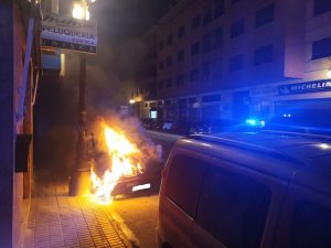 Un coche se incendia en el casco urbano de Orihuela 7