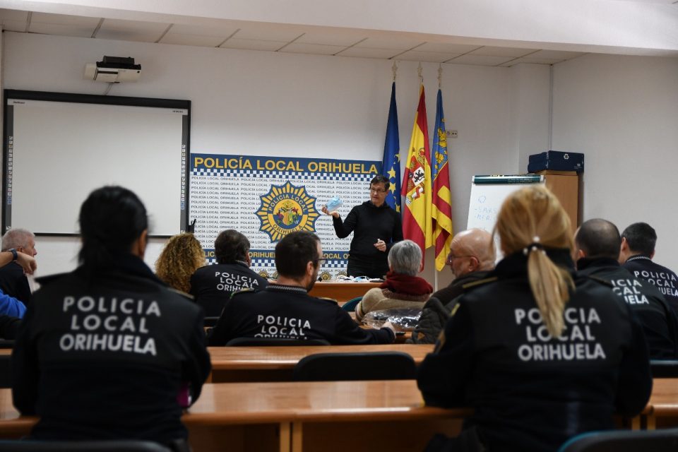 La Policía Local de Orihuela recibe una charla sobre el coronavirus 6