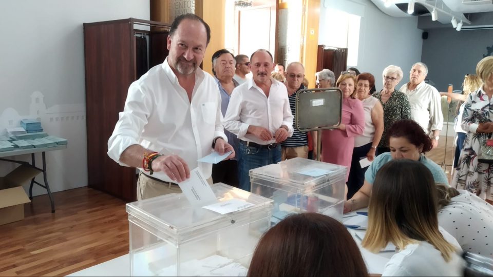 Bascuñana anima a la participación tras depositar su voto 6