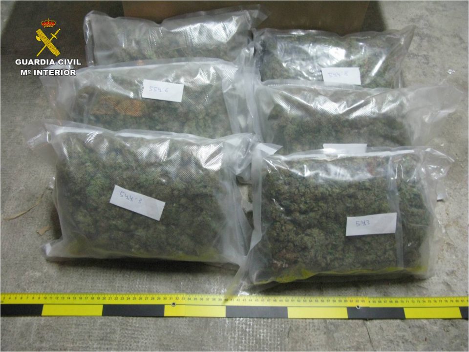 Detenido un conductor en Guardamar con más de 3 kilos de marihuana 6