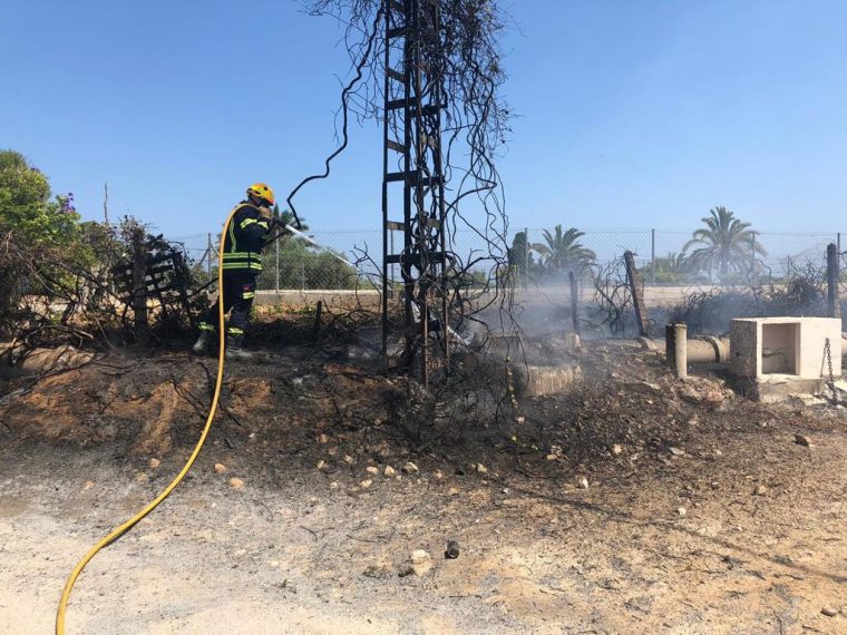 Los bomberos extinguen varios incendios en Guardamar