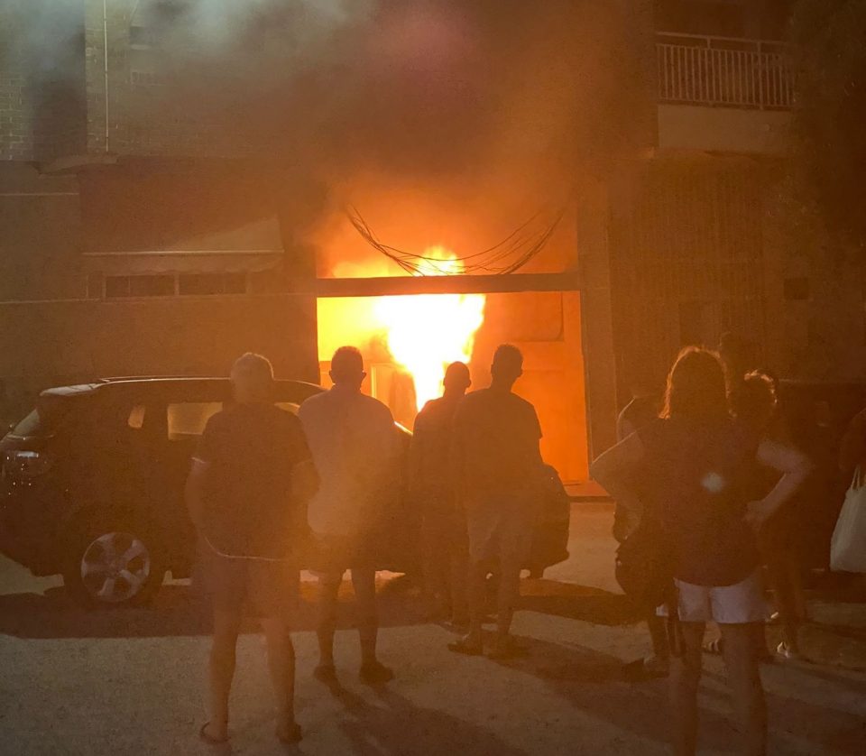 Un incendio obliga al desalojo de un edificio de Torrevieja 6