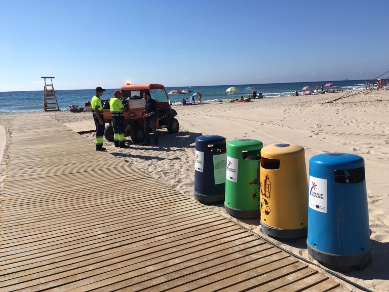 En marcha el servicio de refuerzo de limpieza en las playas de Orihuela 6