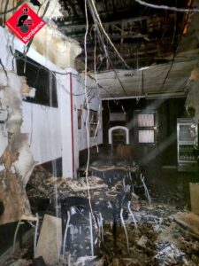 Un bar de Almoradí, bastante afectado tras incendiarse este domingo 7