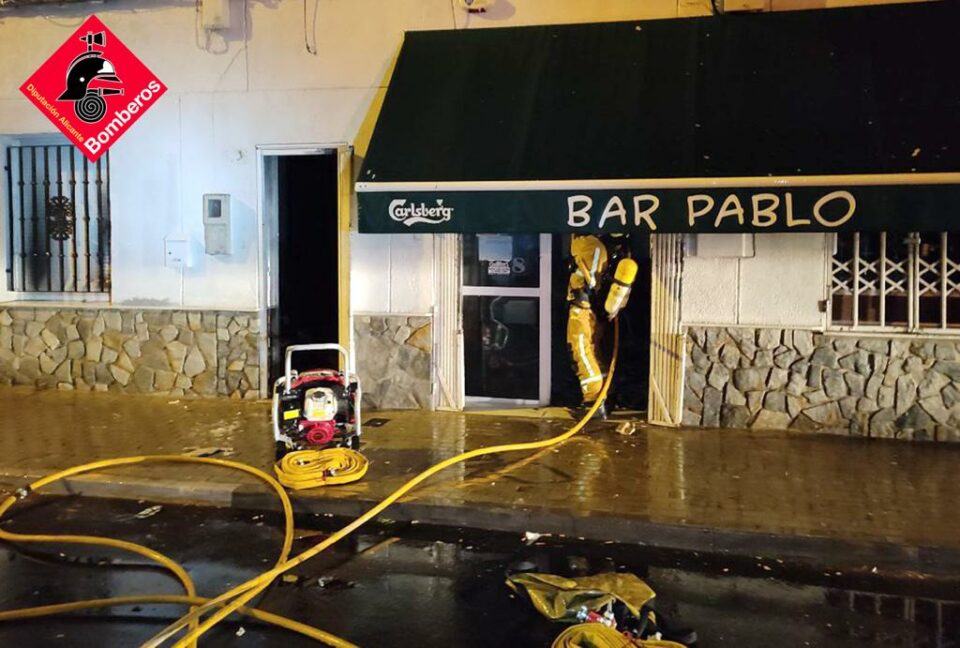 Un bar de Almoradí, bastante afectado tras incendiarse este domingo 6