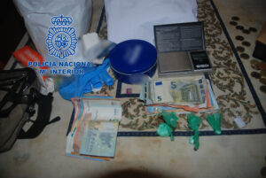Detenidas tres personas y desarticulados dos puntos negros de venta de droga en Orihuela 7