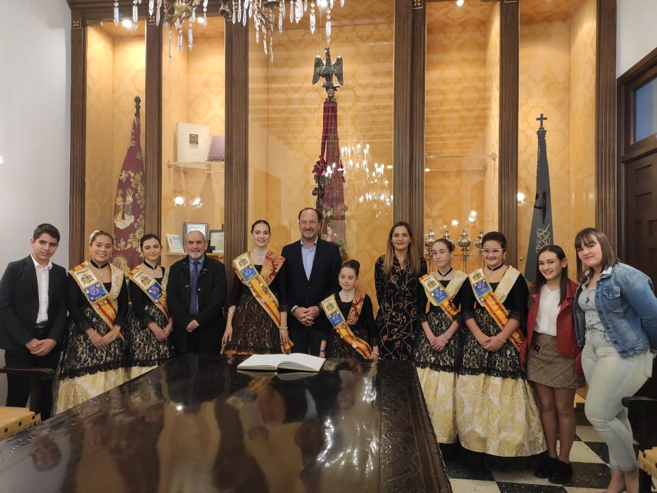 El alcalde de Orihuela recibe a las Reinas y Damas de la ciudad 6