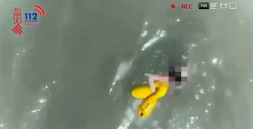 Salvada una mujer en Guardamar del Segura con la ayuda de un salvavidas lanzado por un dron 6