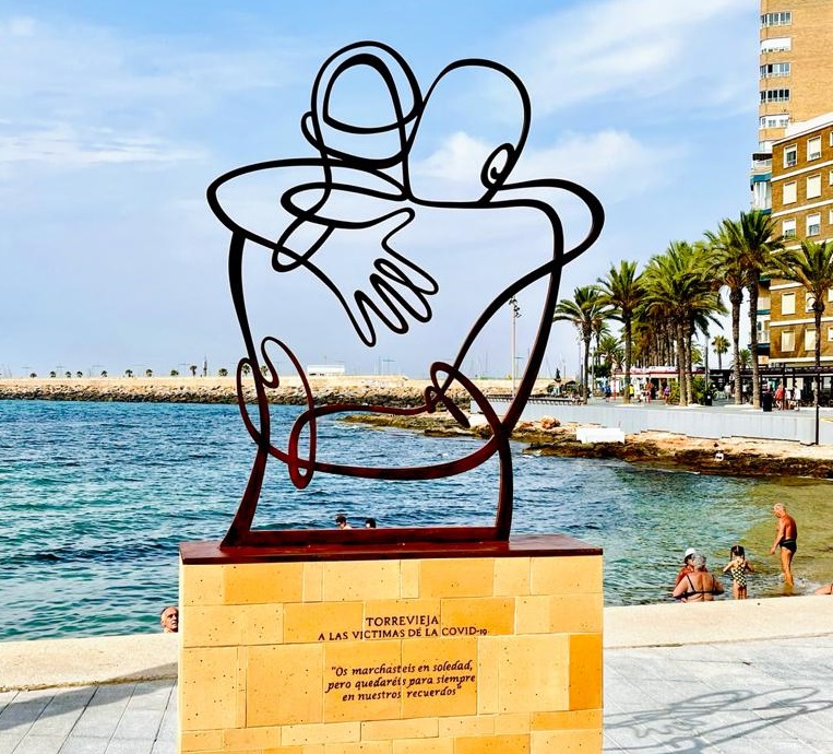 Torrevieja dedica una escultura a las víctimas de la COVID19 6