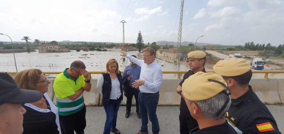 Ximo Puig supervisa los trabajos de reparación del muro de la mota del río en Almoradí 6