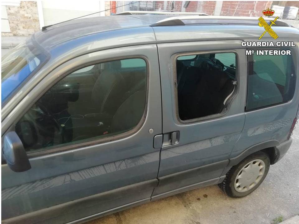 Dos hombres pillados 'in fraganti' mientras robaban un bolso de un coche en Guardamar 6
