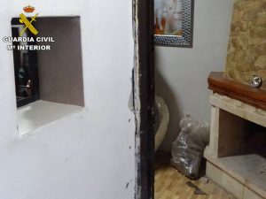 Detenida una pareja que utilizaba su domicilio de Rojales para el tráfico de drogas al menudeo 7