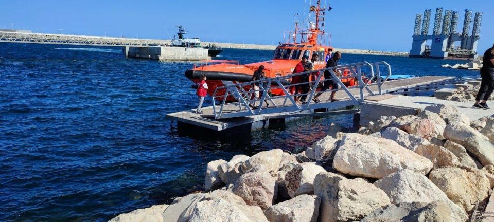 14 personas fueron rescatadas a 42 millas de la costa de Torrevieja