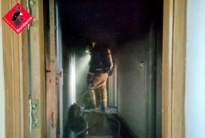 Los bomberos intervienen en un incendio en Torrevieja 7